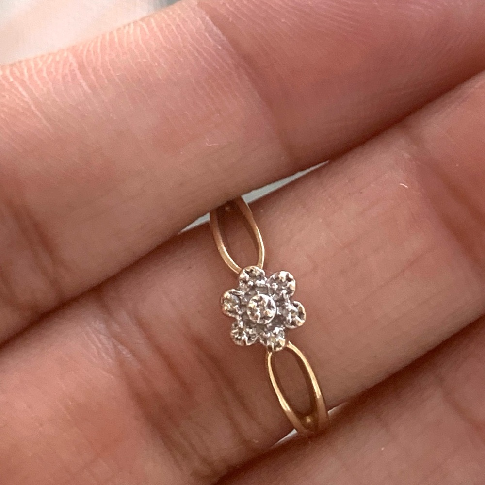 10k Gold Flower Shaped Ring - Picture 4 of 8